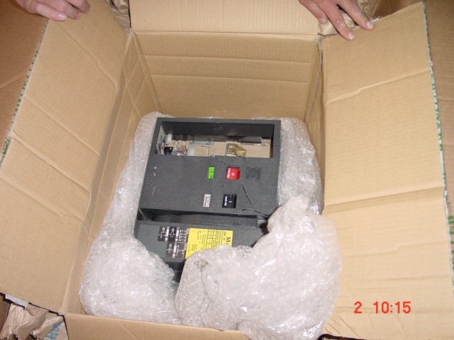 defektes elektronisches Gerät in einem Karton mit Luftpolsterfolie